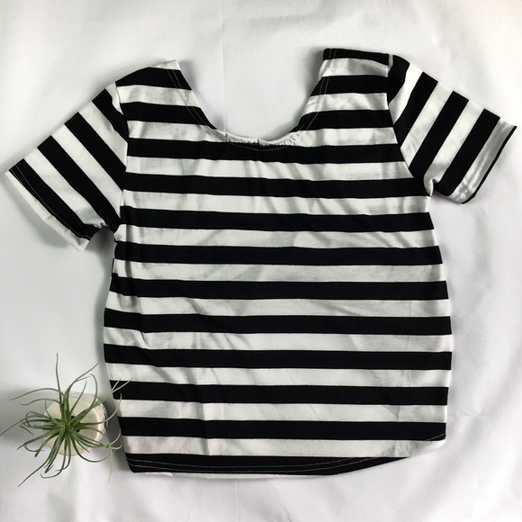 🚫SOLD🚫Twist Back Striped Crop Top - Picture 2 of 3